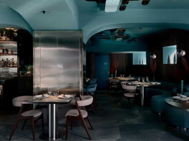 Aqua, drink in restaurant: an interior design projecting us into a wreck at the bottom of the sea