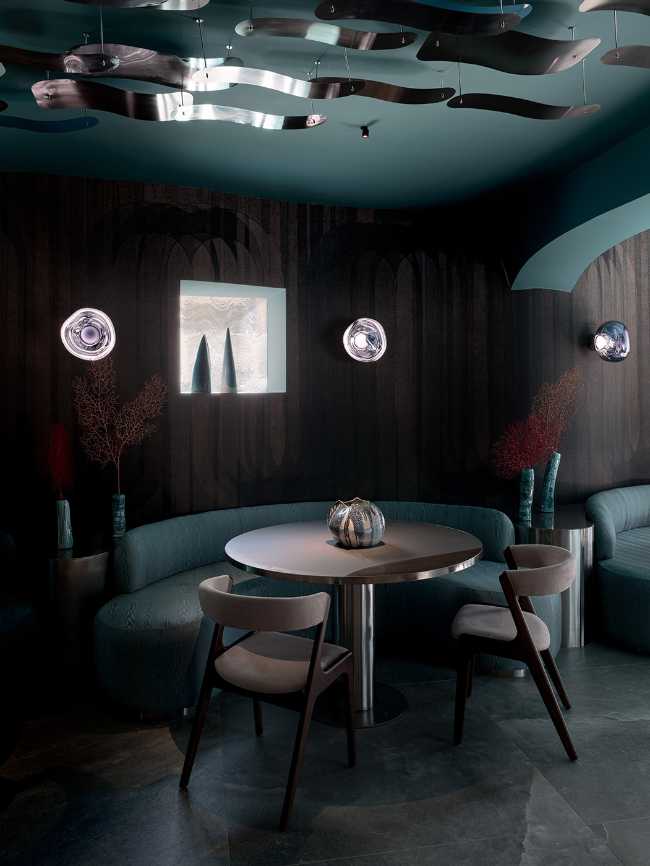 Aqua, drink in restaurant: an interior design projecting us into a wreck at the bottom of the sea