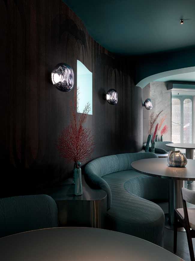 Aqua, drink in restaurant: an interior design projecting us into a wreck at the bottom of the sea