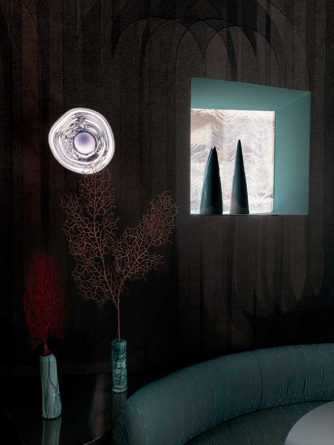 Aqua, drink in restaurant: an interior design projecting us into a wreck at the bottom of the sea