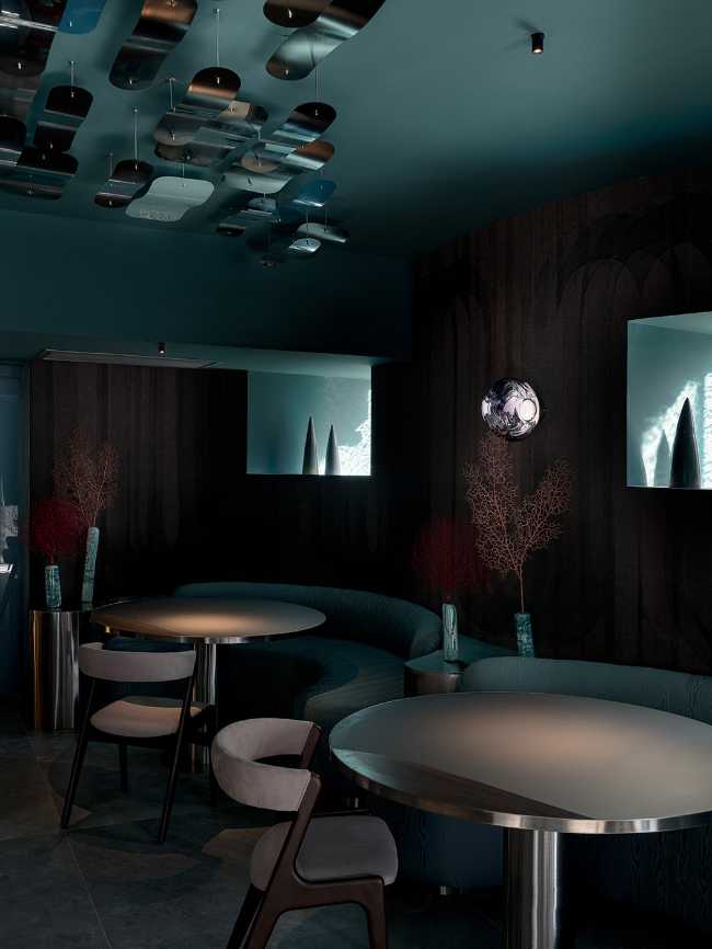 Aqua, drink in restaurant: an interior design projecting us into a wreck at the bottom of the sea