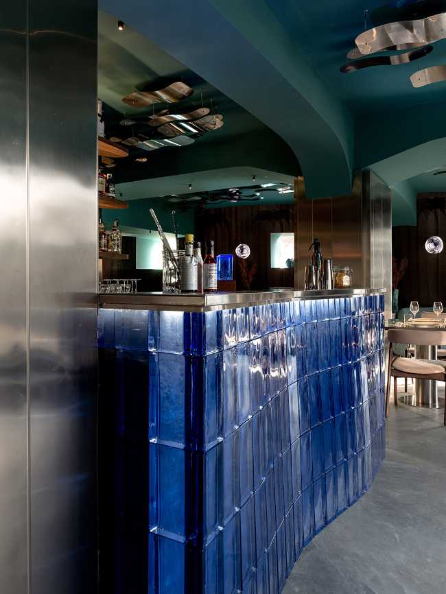 Aqua, drink in restaurant: an interior design projecting us into a wreck at the bottom of the sea