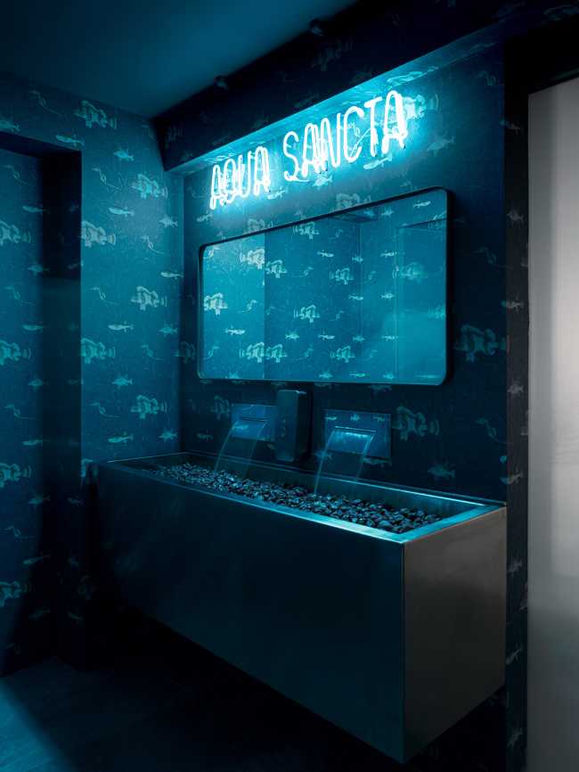 Aqua, drink in restaurant: an interior design projecting us into a wreck at the bottom of the sea