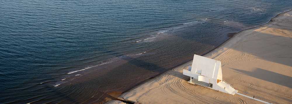 Seashore Chapel como un regalo centenario del océano que yace en la playa