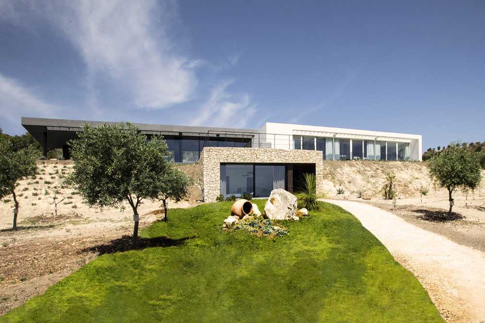 Casa Orizzonte. Interni dall’estetica minimale per rendere il paesaggio esterno protagonista
