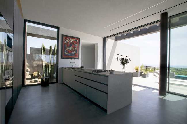 Casa Orizzonte. Interni dall’estetica minimale per rendere il paesaggio esterno protagonista