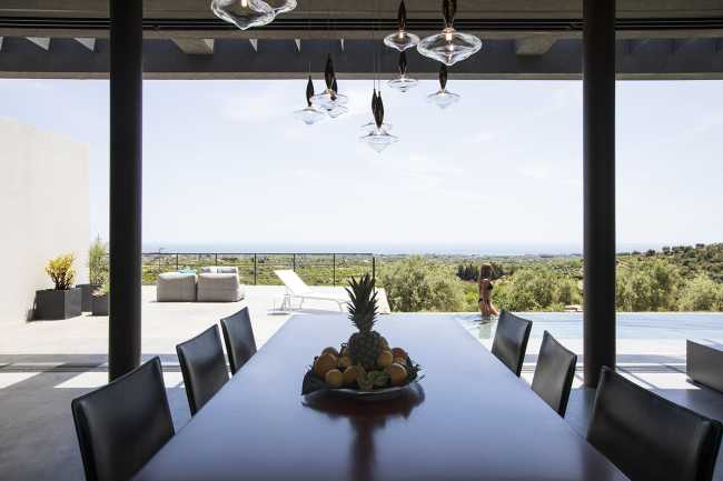 Casa Orizzonte. Interni dall’estetica minimale per rendere il paesaggio esterno protagonista