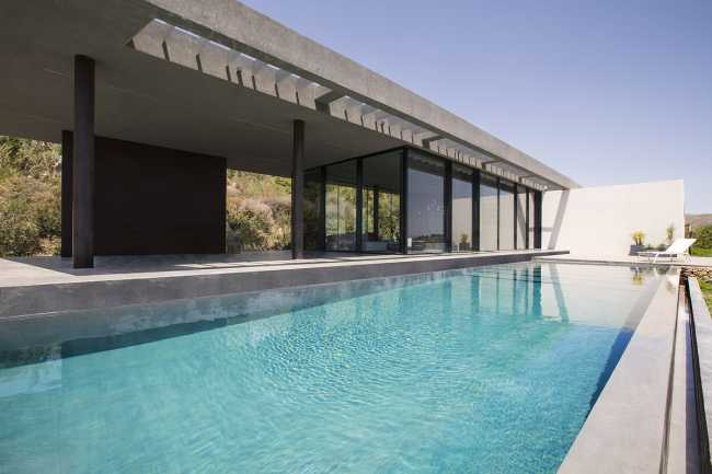 Casa Orizzonte. Interni dall’estetica minimale per rendere il paesaggio esterno protagonista