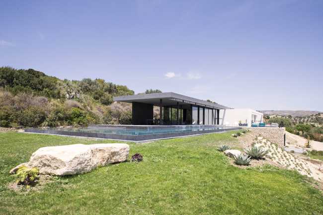 Casa Orizzonte. Interni dall’estetica minimale per rendere il paesaggio esterno protagonista