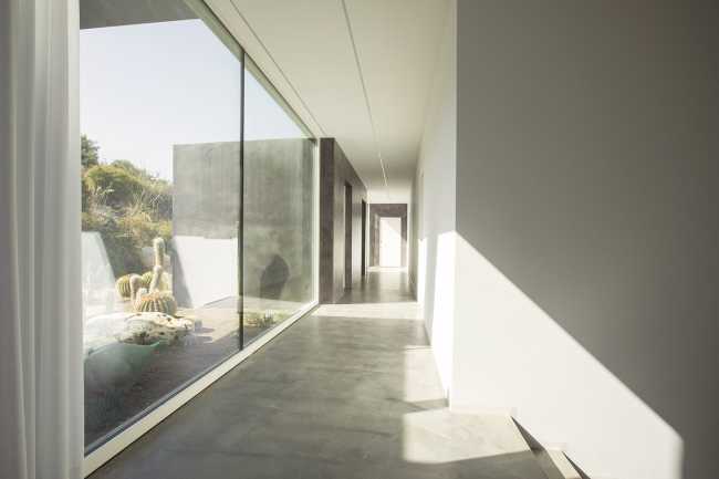 Casa Orizzonte. Interni dall’estetica minimale per rendere il paesaggio esterno protagonista