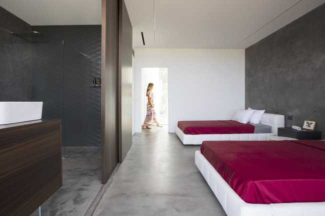 Casa Orizzonte. Interni dall’estetica minimale per rendere il paesaggio esterno protagonista