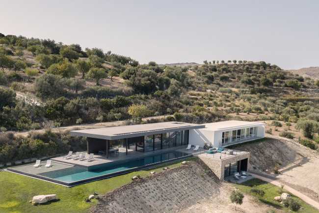 Casa Orizzonte. Interni dall’estetica minimale per rendere il paesaggio esterno protagonista