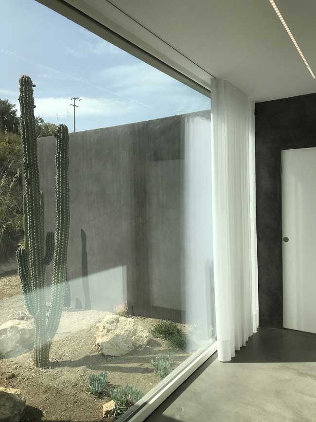 Casa Orizzonte. Interni dall’estetica minimale per rendere il paesaggio esterno protagonista