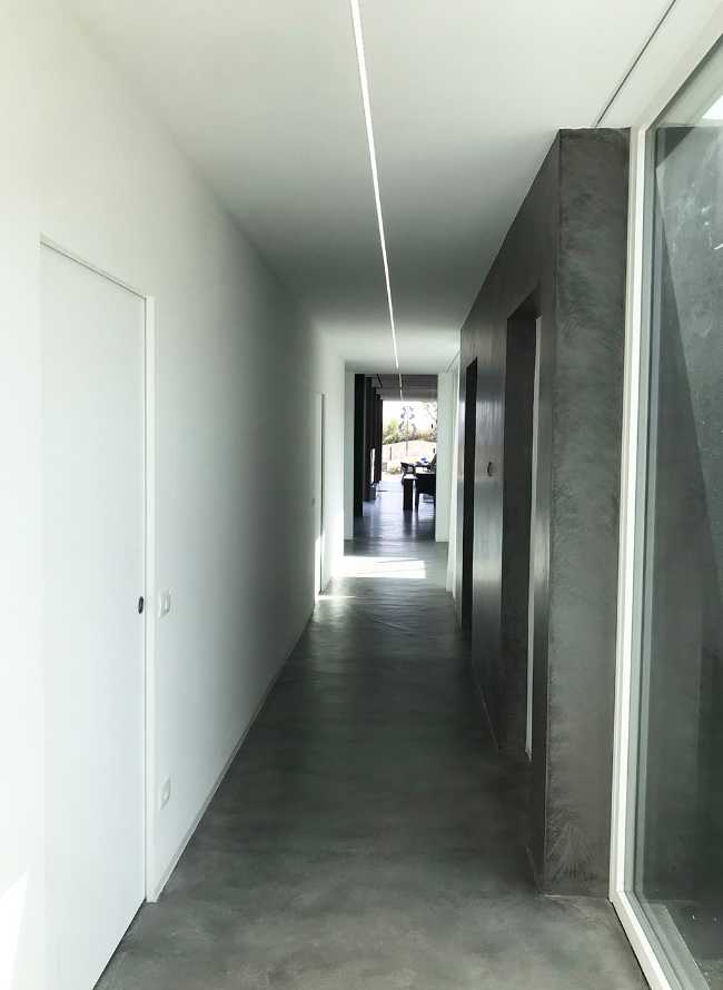 Casa Orizzonte. Interni dall’estetica minimale per rendere il paesaggio esterno protagonista