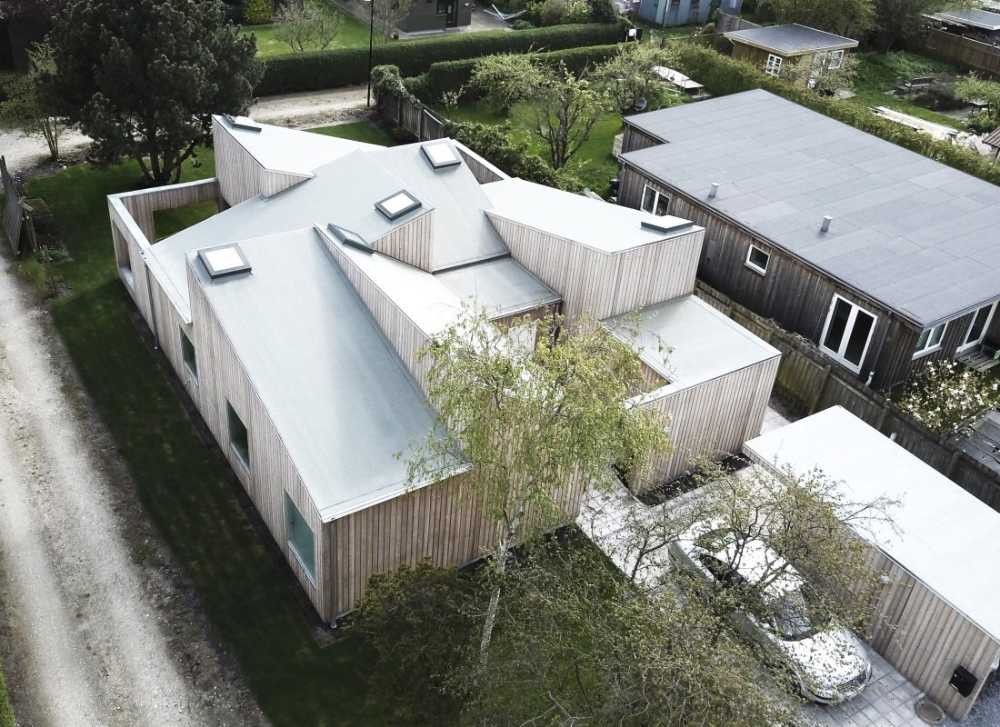 The nuances of Scandinavian natural light reflected in the Roof House interior