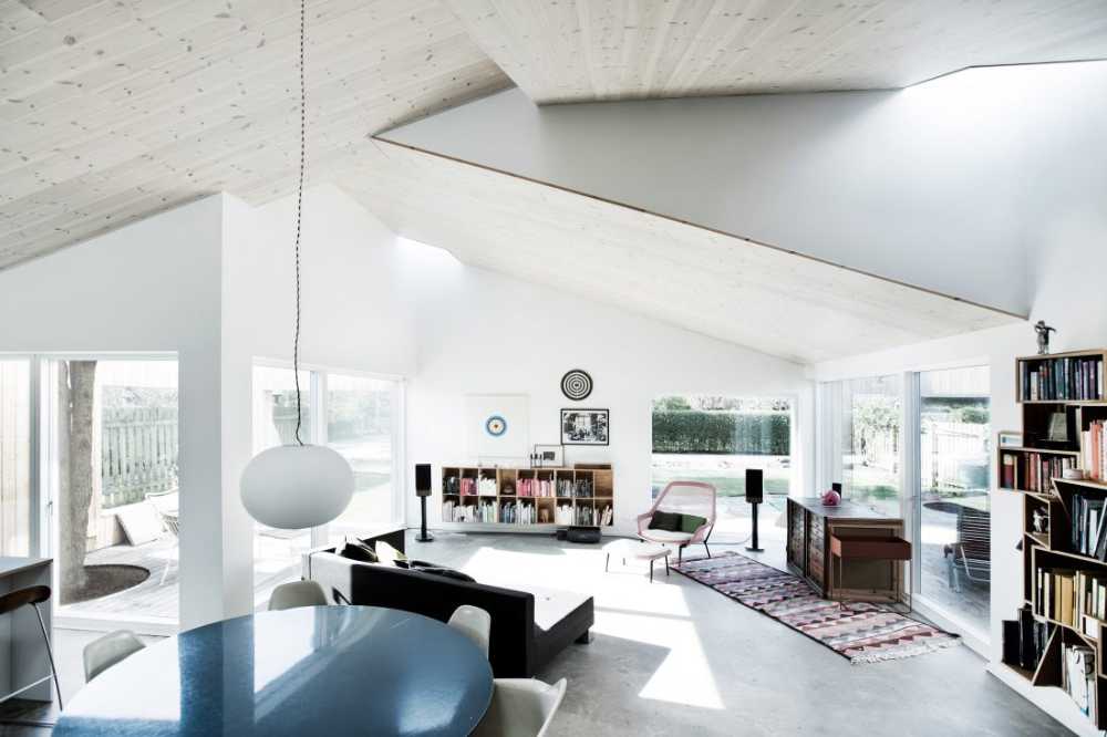 The nuances of Scandinavian natural light reflected in the Roof House interior