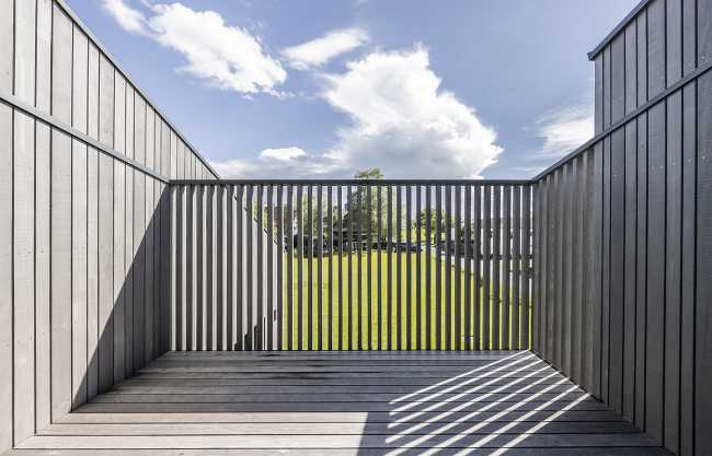 Casa 1+1+1=1. Giochi di altezze, luce e legno disegnano lo spazio