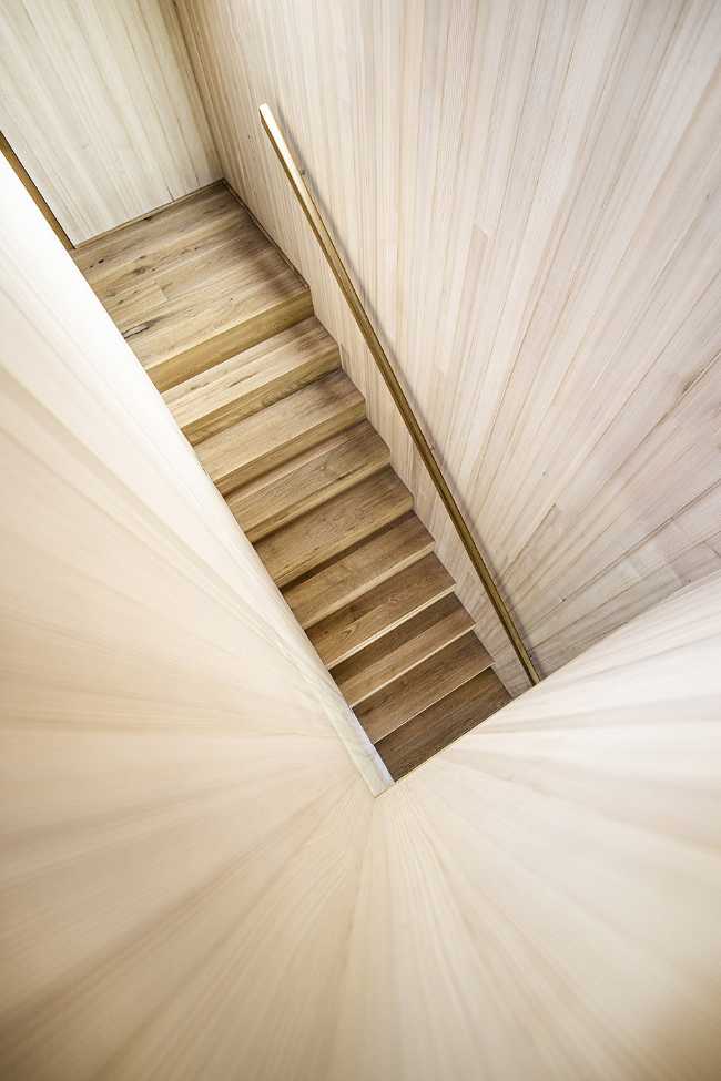 Casa 1+1+1=1. Giochi di altezze, luce e legno disegnano lo spazio