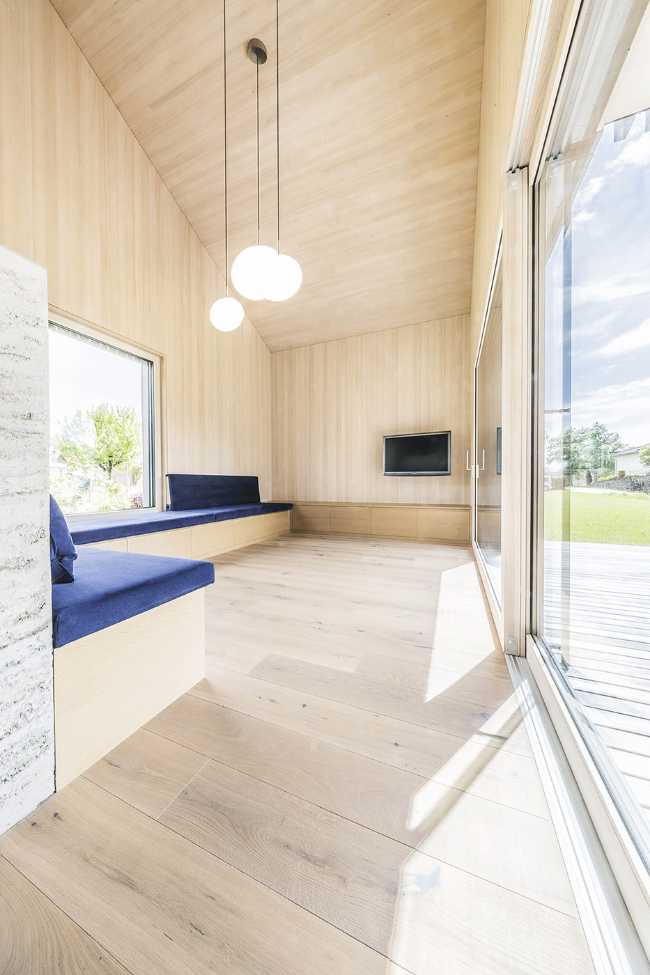 Casa 1+1+1=1. Giochi di altezze, luce e legno disegnano lo spazio