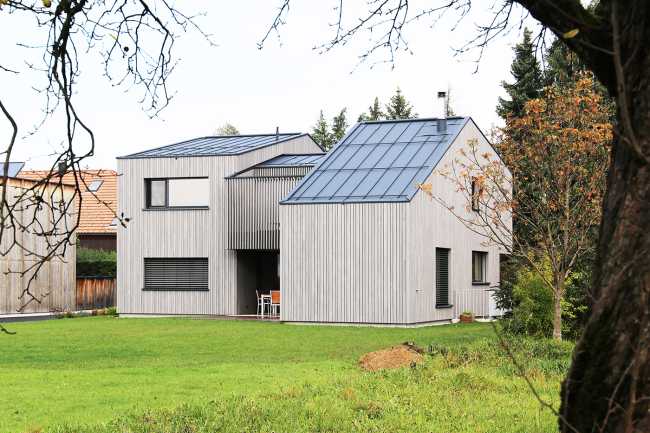 Casa 1+1+1=1. Giochi di altezze, luce e legno disegnano lo spazio