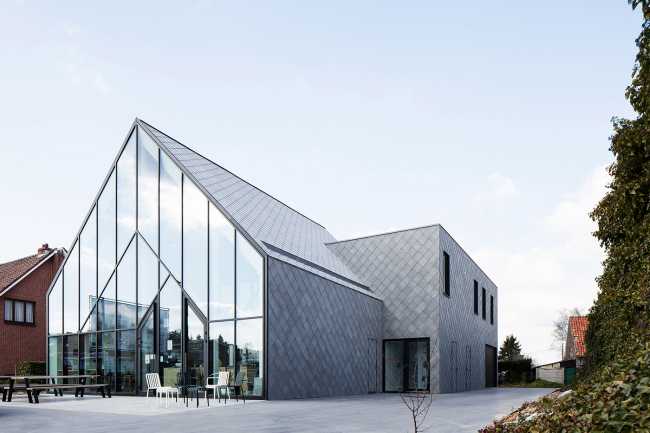 Geometric interplay of two volumes for the Drogen