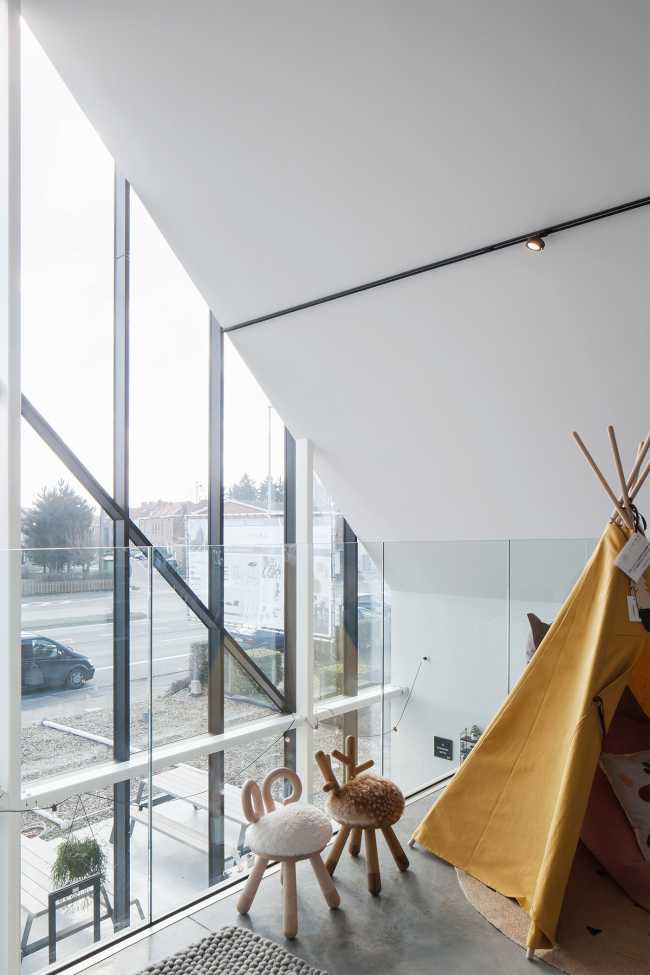 Geometric interplay of two volumes for the Drogen