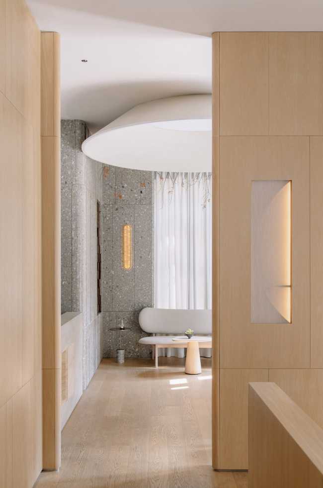 Interior design of the Lunar restaurant, an oasis of refuge from the frenzy