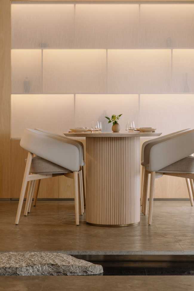 Interior design of the Lunar restaurant, an oasis of refuge from the frenzy