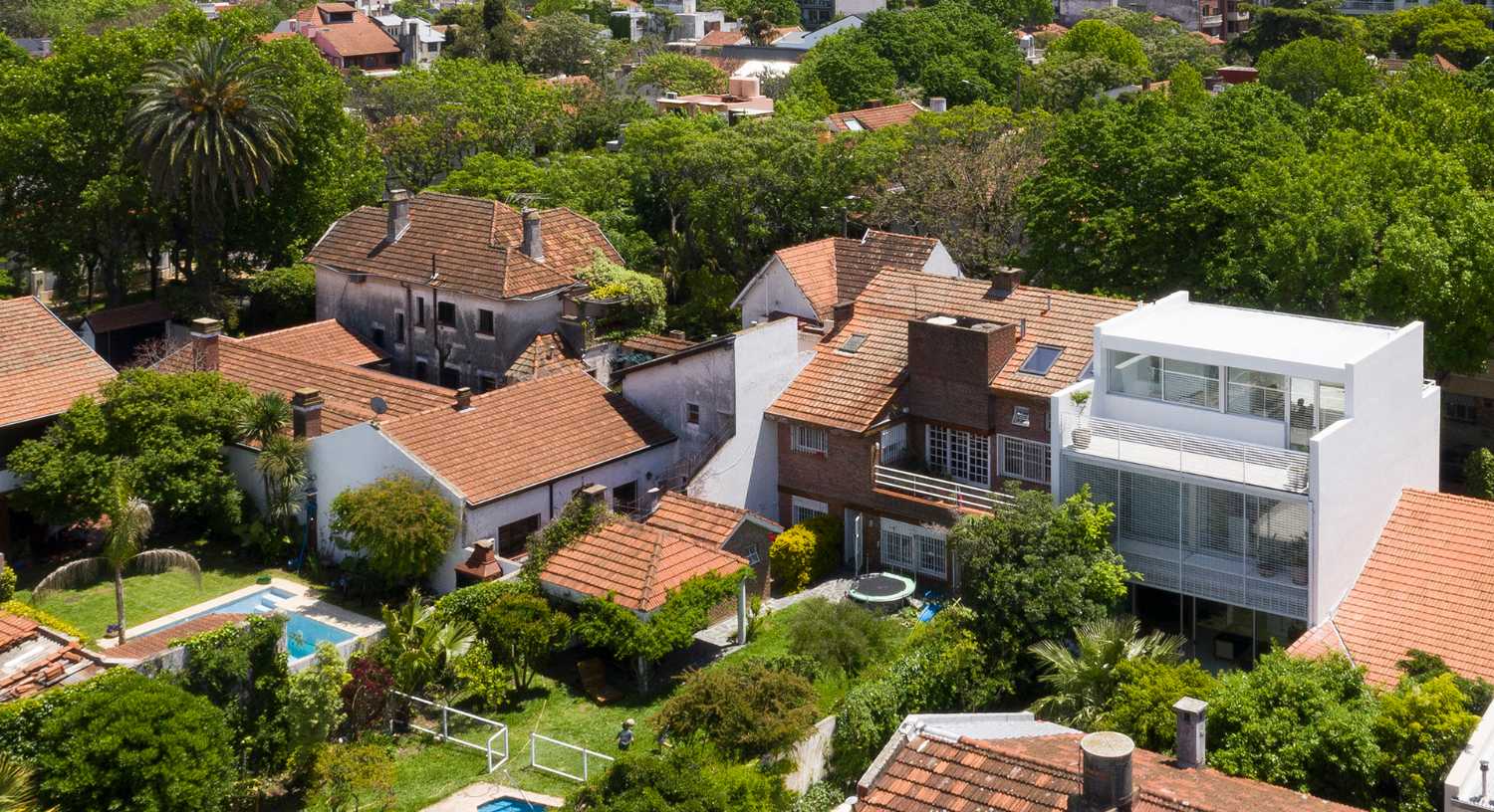 Leggerezza e freschezza della JI House emergono dalla scena architettonica argentina degli anni ’20