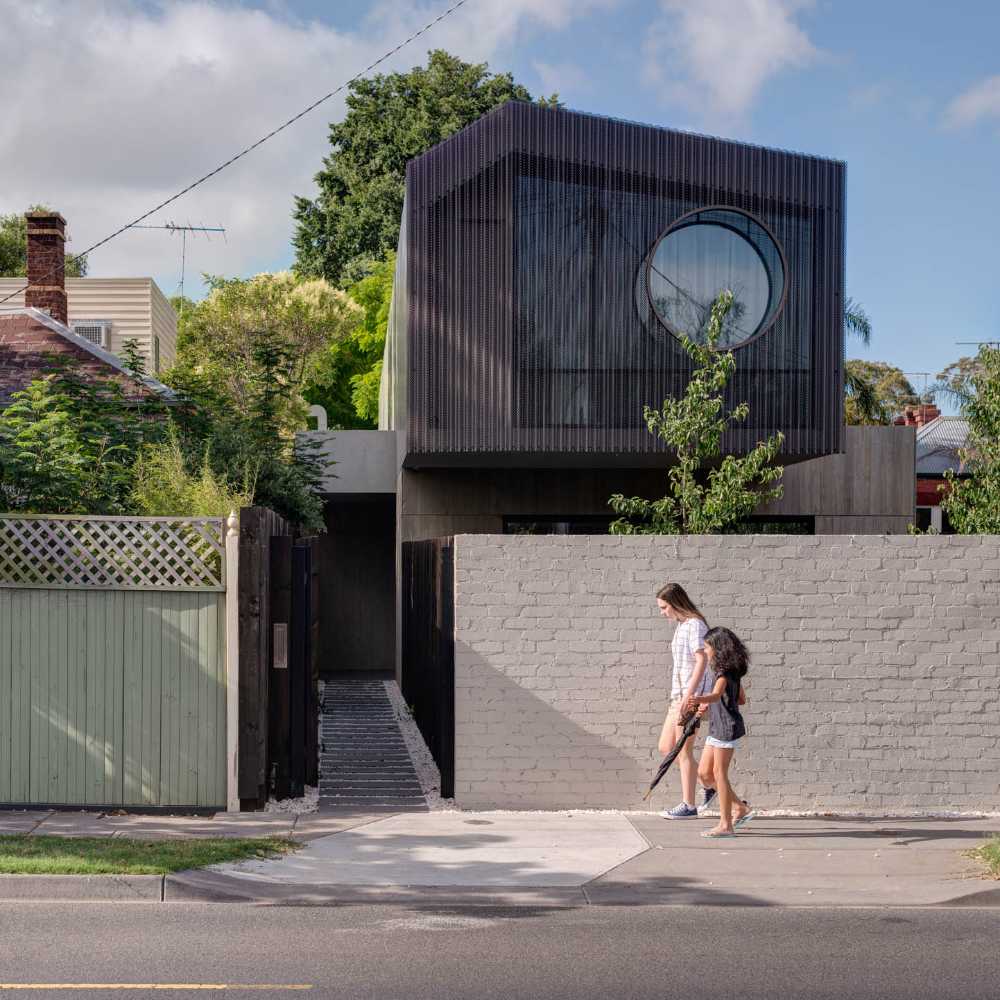 A choreography of structures narrates the Stepping Stone House