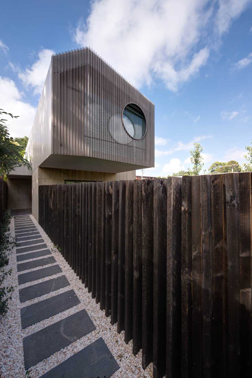 A choreography of structures narrates the Stepping Stone House