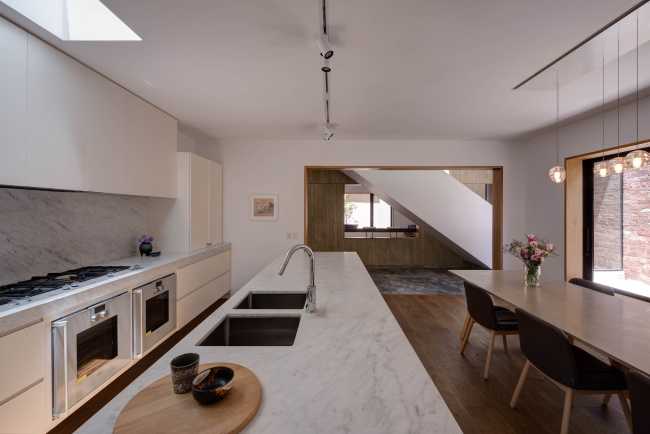 Una coreografia di volumi narra la Stepping Stone House
