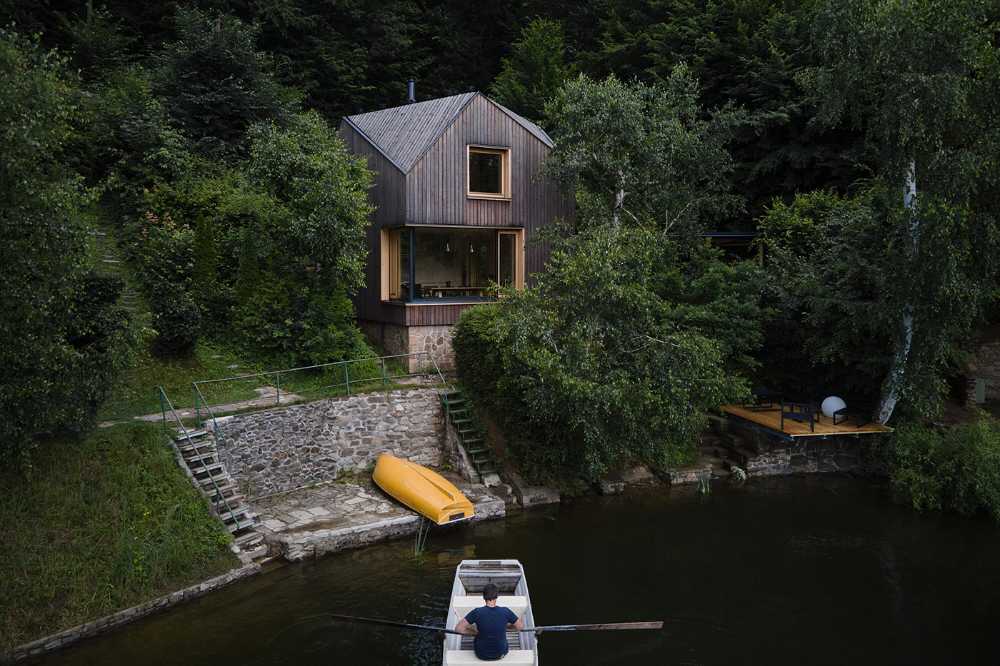 Una pequeña casa de campo en la presa de Vranov que se inspira en el camarote de un barco