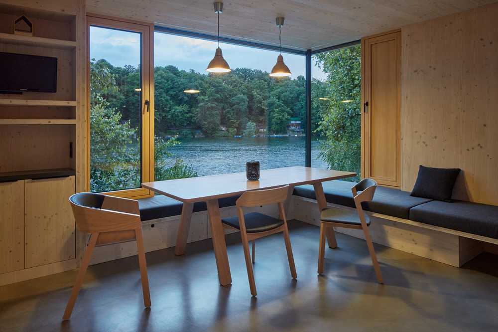 Una pequeña casa de campo en la presa de Vranov que se inspira en el camarote de un barco