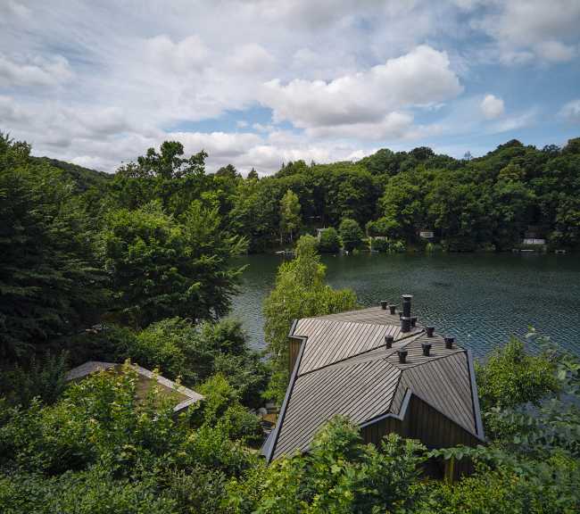 A ship's cabin inspiring a small cottage on the Vranov dam