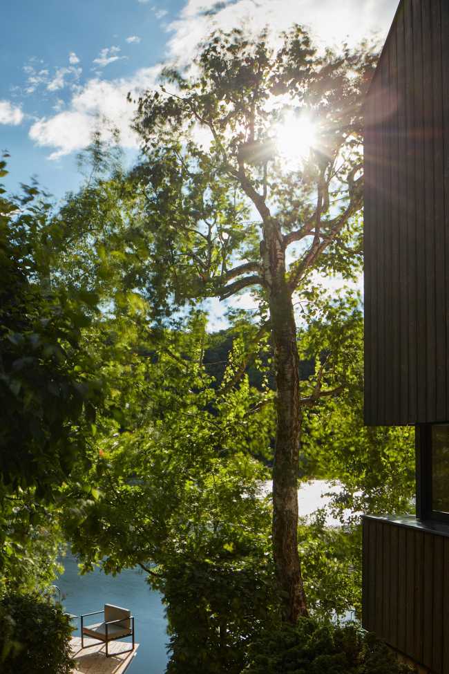 A ship's cabin inspiring a small cottage on the Vranov dam