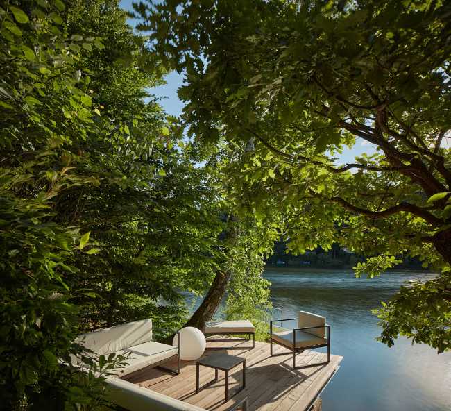 A ship's cabin inspiring a small cottage on the Vranov dam