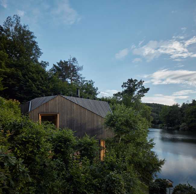 A ship's cabin inspiring a small cottage on the Vranov dam