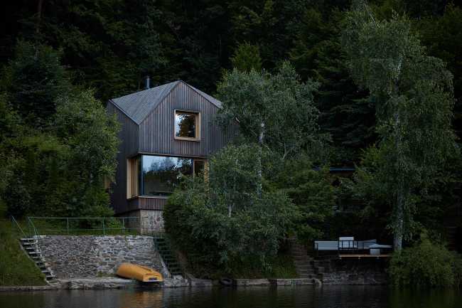 A ship's cabin inspiring a small cottage on the Vranov dam