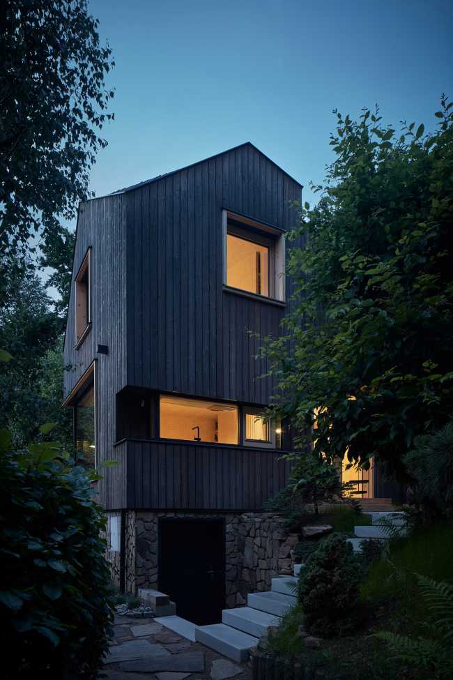 A ship's cabin inspiring a small cottage on the Vranov dam