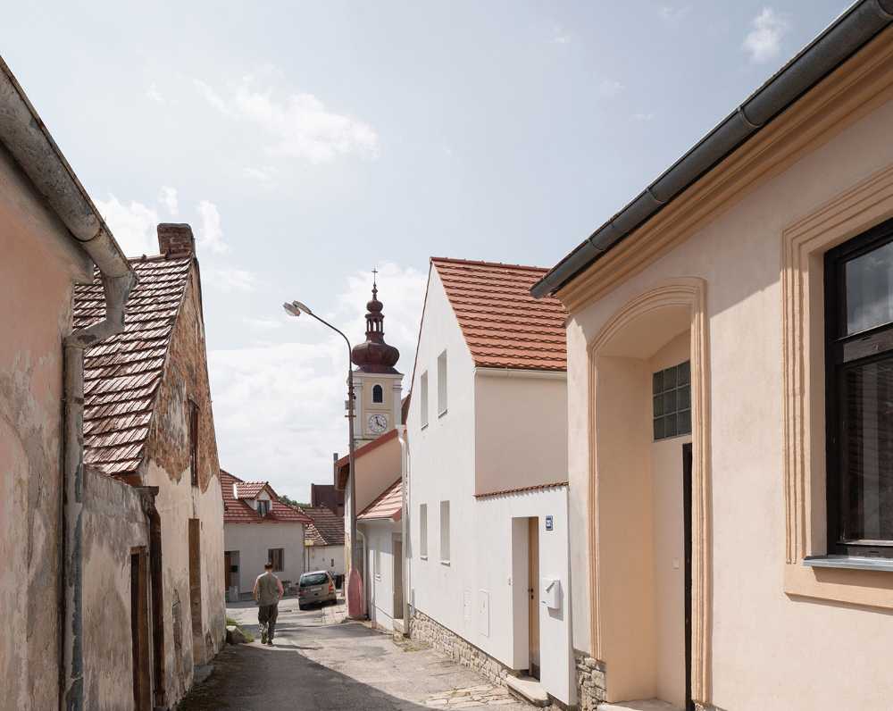 Kozina House, a wedge between two historic houses in a charming small Bohemian town