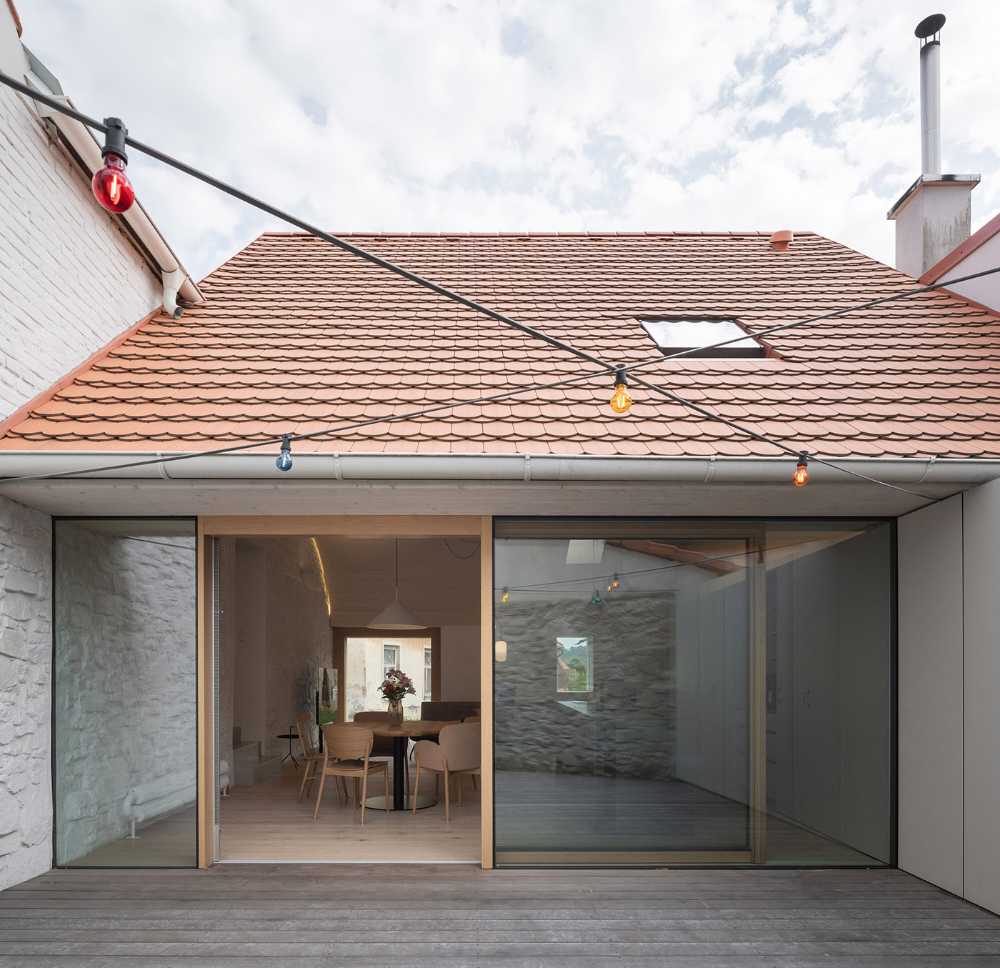 Kozina House, a wedge between two historic houses in a charming small Bohemian town