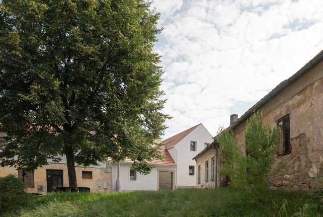 Kozina House, a wedge between two historic houses in a charming small Bohemian town