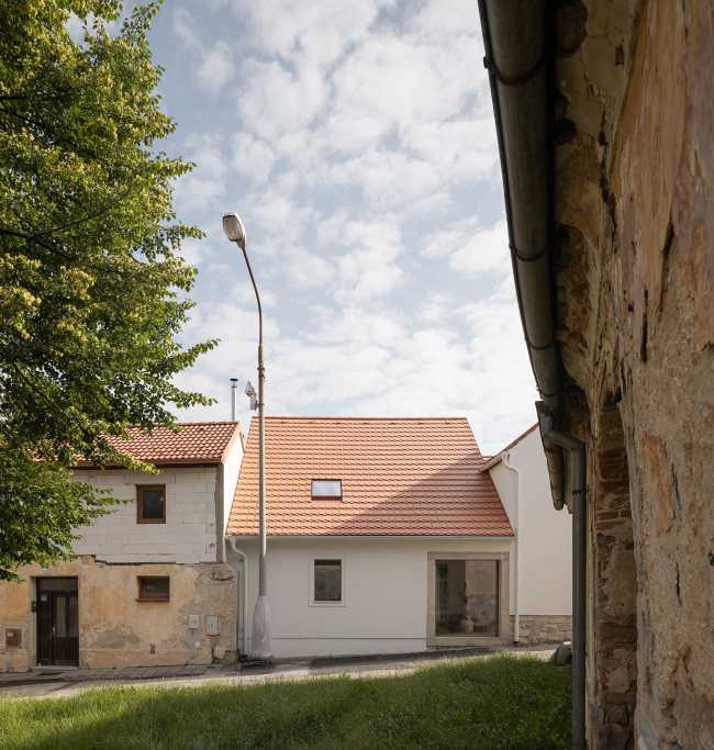 Kozina House, a wedge between two historic houses in a charming small Bohemian town