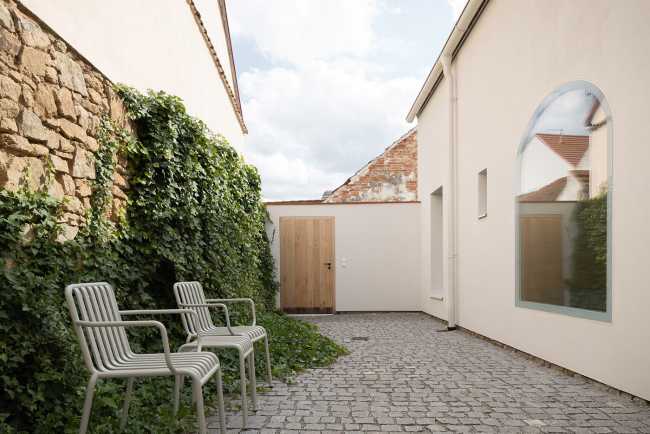 Kozina House, a wedge between two historic houses in a charming small Bohemian town