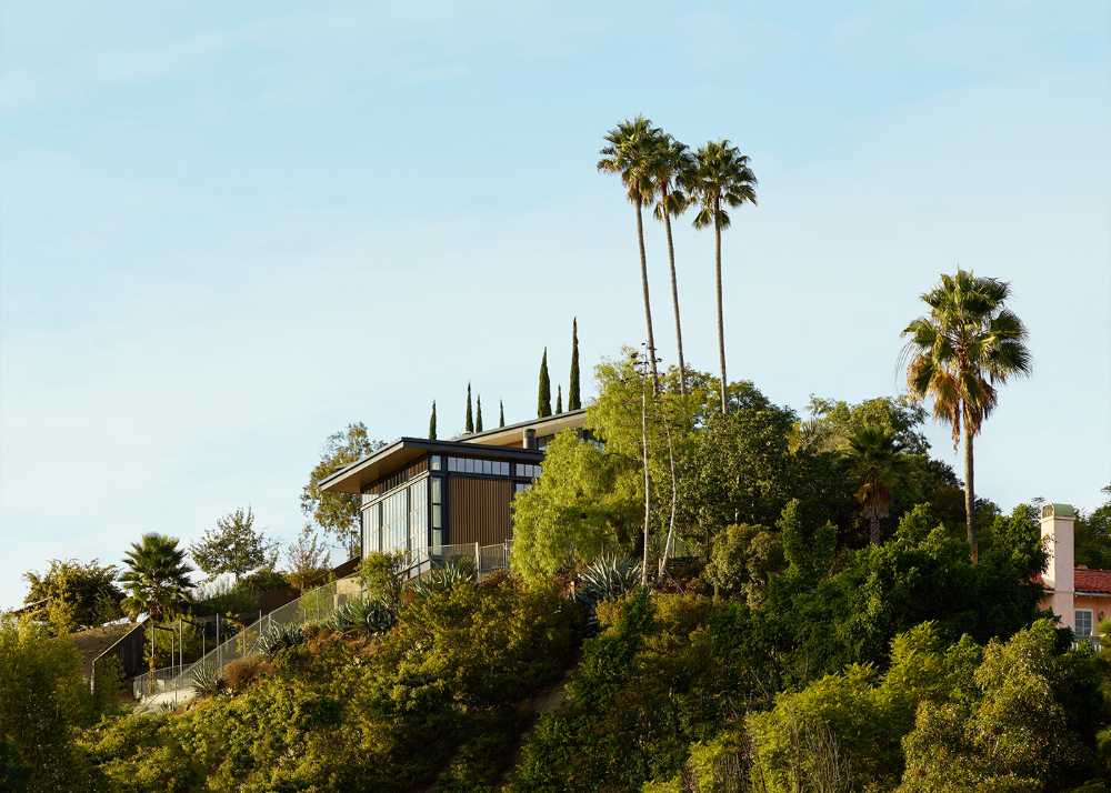 Una casa enclavada en lo alto de una ladera de Hollywood