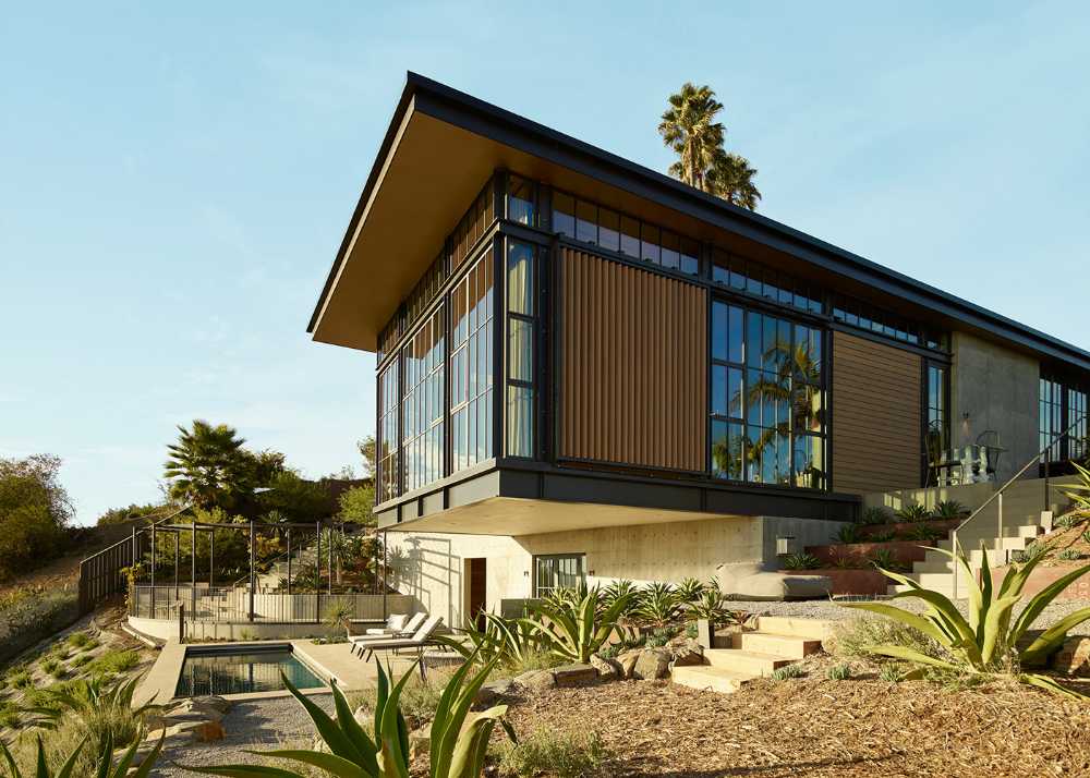 Una casa enclavada en lo alto de una ladera de Hollywood