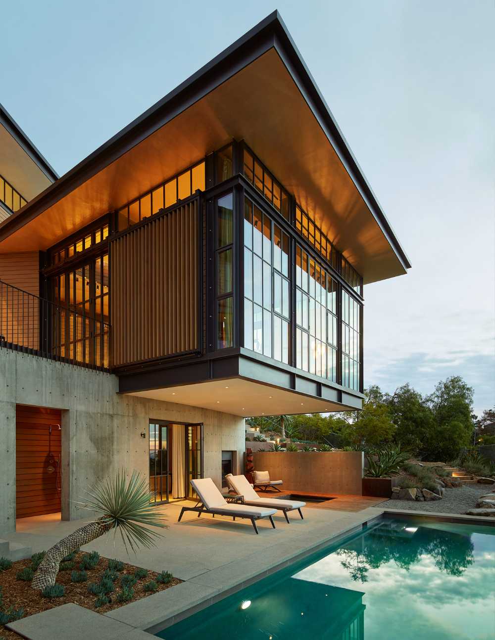 Una casa enclavada en lo alto de una ladera de Hollywood