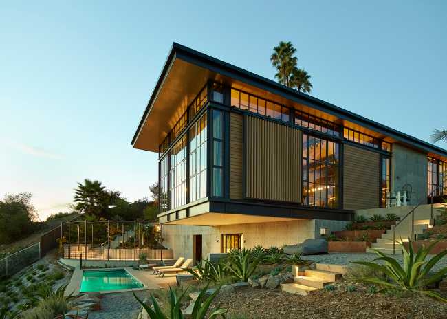 A house set on top of a Hollywood hillside