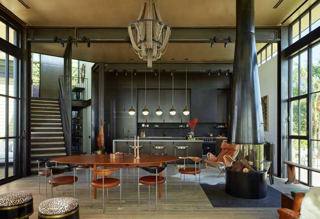 A house set on top of a Hollywood hillside